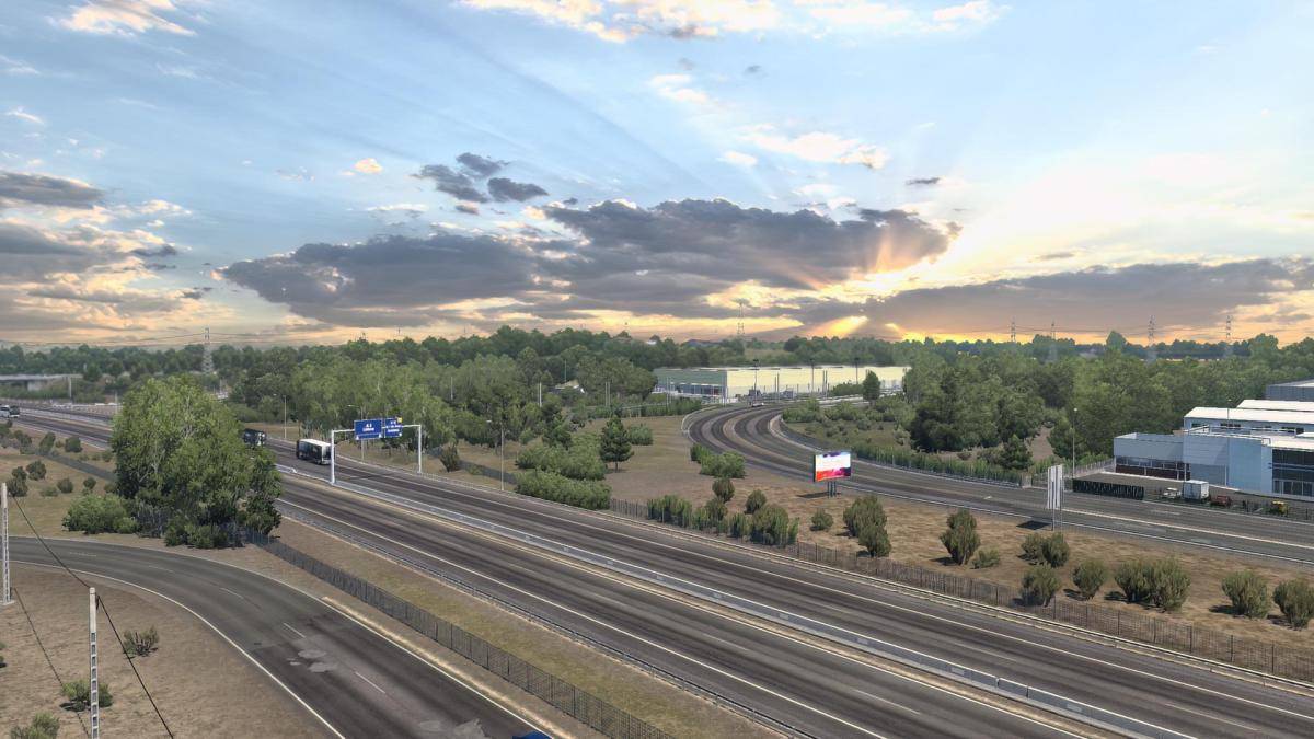 Sol que atraviesa las nubes sobre una autopista.